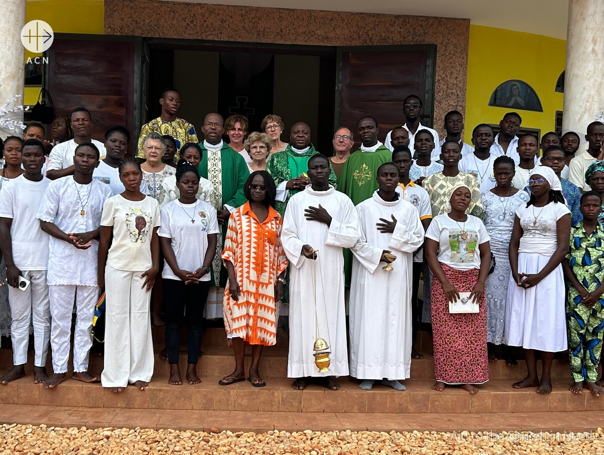 Sacerdotes y familias después de la celebración de la Misa en la Escuela Juventil Felicidad, en la diócesis de Cotonou (Benín) Sacerdotes y familias después de la celebración de la Misa en la Escuela Juventil Felicidad, en la diócesis de Cotonou (Benín)
