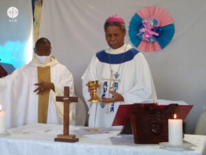 Monseñor Joseph Gontrand Decoste, obispo de la diócesis de Jeremie, preside una Misa de primeras comuniones en la parroquia de San José, en Chameau (Haití) Monseñor Joseph Gontrand Decoste, obispo de la diócesis de Jeremie, preside una Misa de primeras comuniones en la parroquia de San José, en Chameau (Haití)