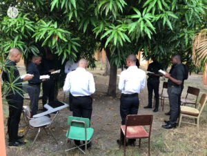 Seminaristas del Gran Seminario de Nuestra Señora, en Haití, rezando la Liturgia de las Horas Seminaristas del Gran Seminario de Nuestra Señora, en Haití, rezando la Liturgia de las Horas