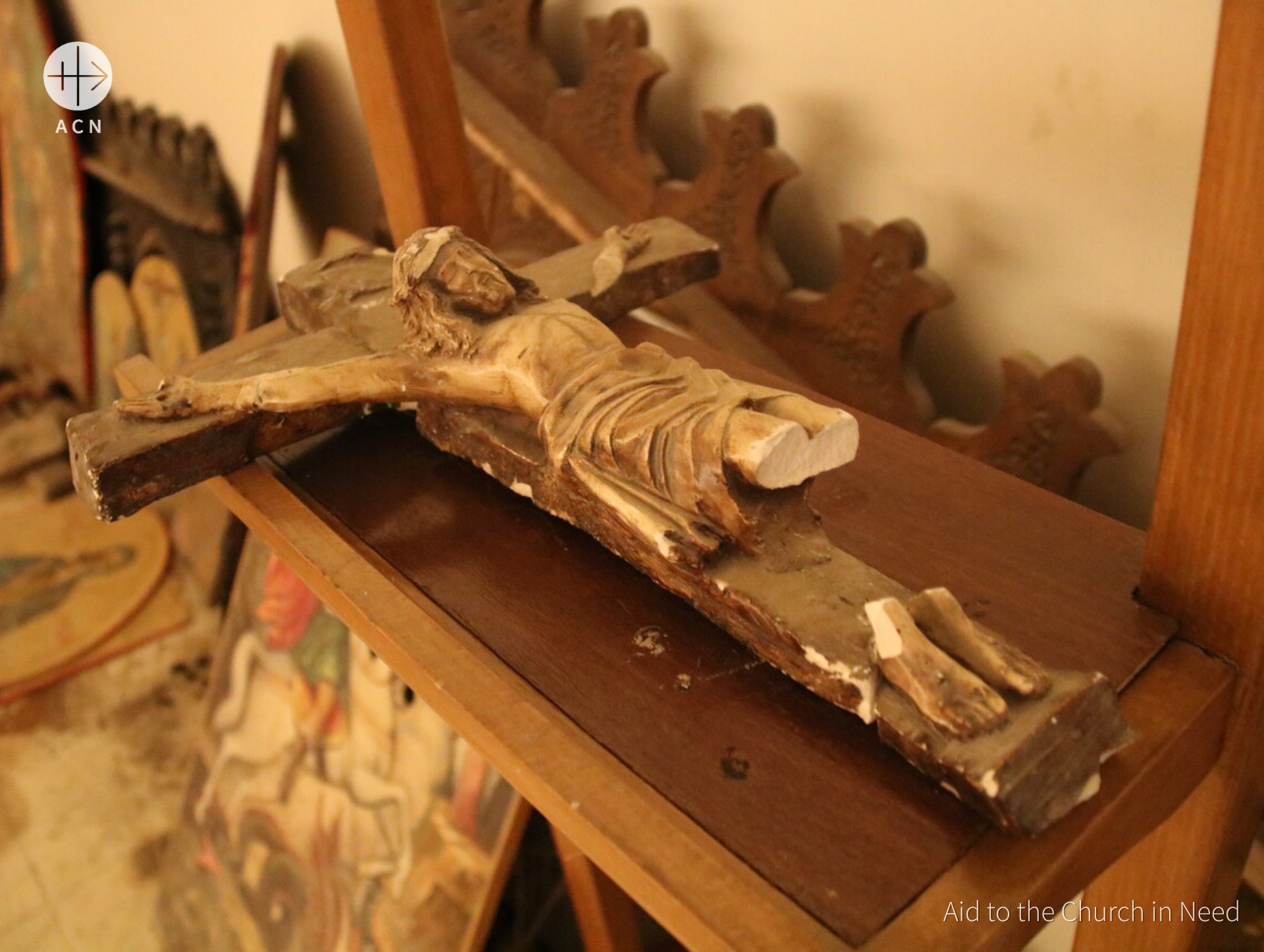 Cruz destruida por el grupo yihadista Al Nusra en la iglesia greco-melquita de San Jorge, en Maluola (Siria)