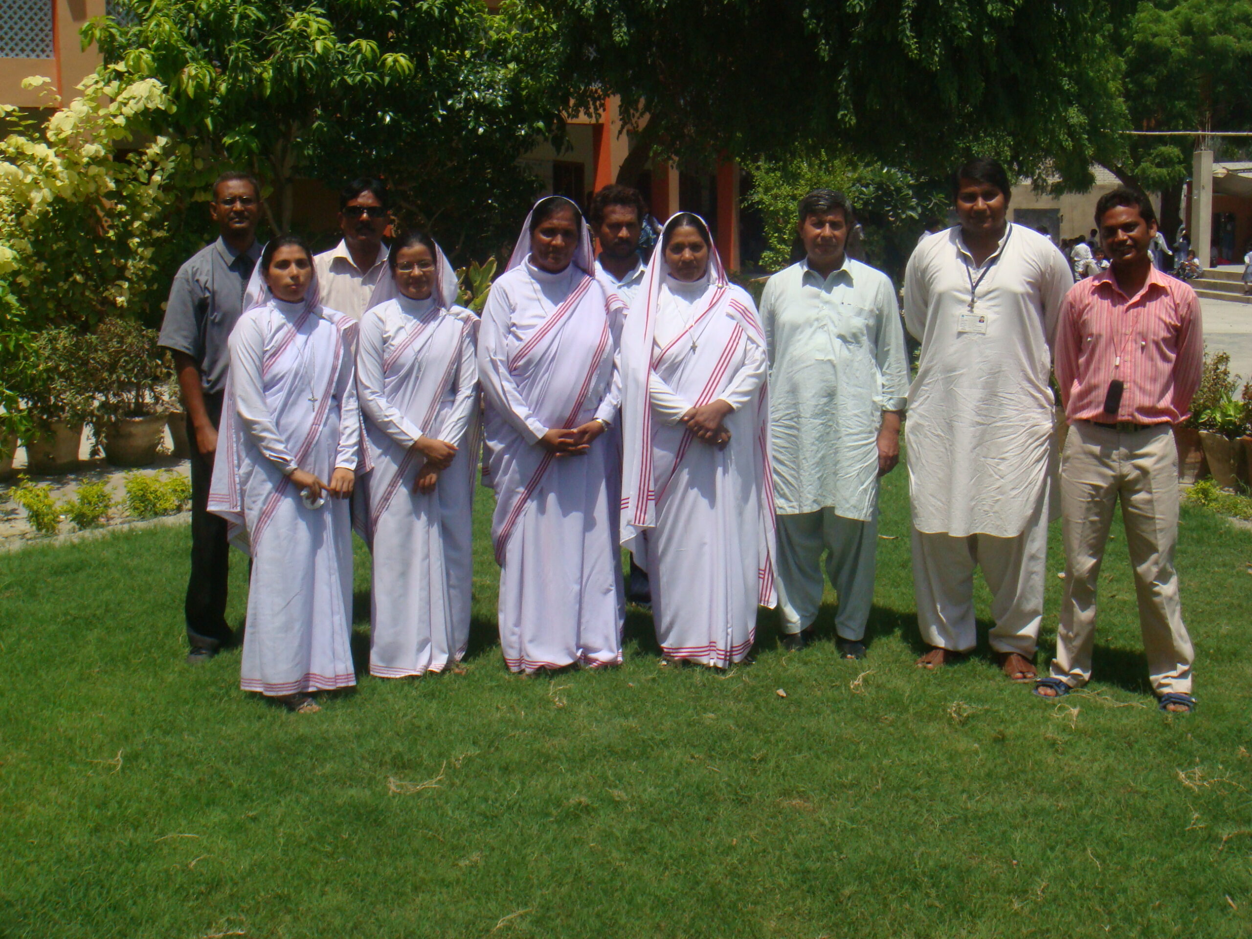 Pakistan/Hyderabad 10/44Emergency Aid for the flood victims: Sister Rosey – FMCK (third from the left), Sister Nargis from Sukkur parish – FMCK (forth from the left) and Shammas Shamaun (Executive Secretary Caritas Pakistan Hyderabad) (fifth fr