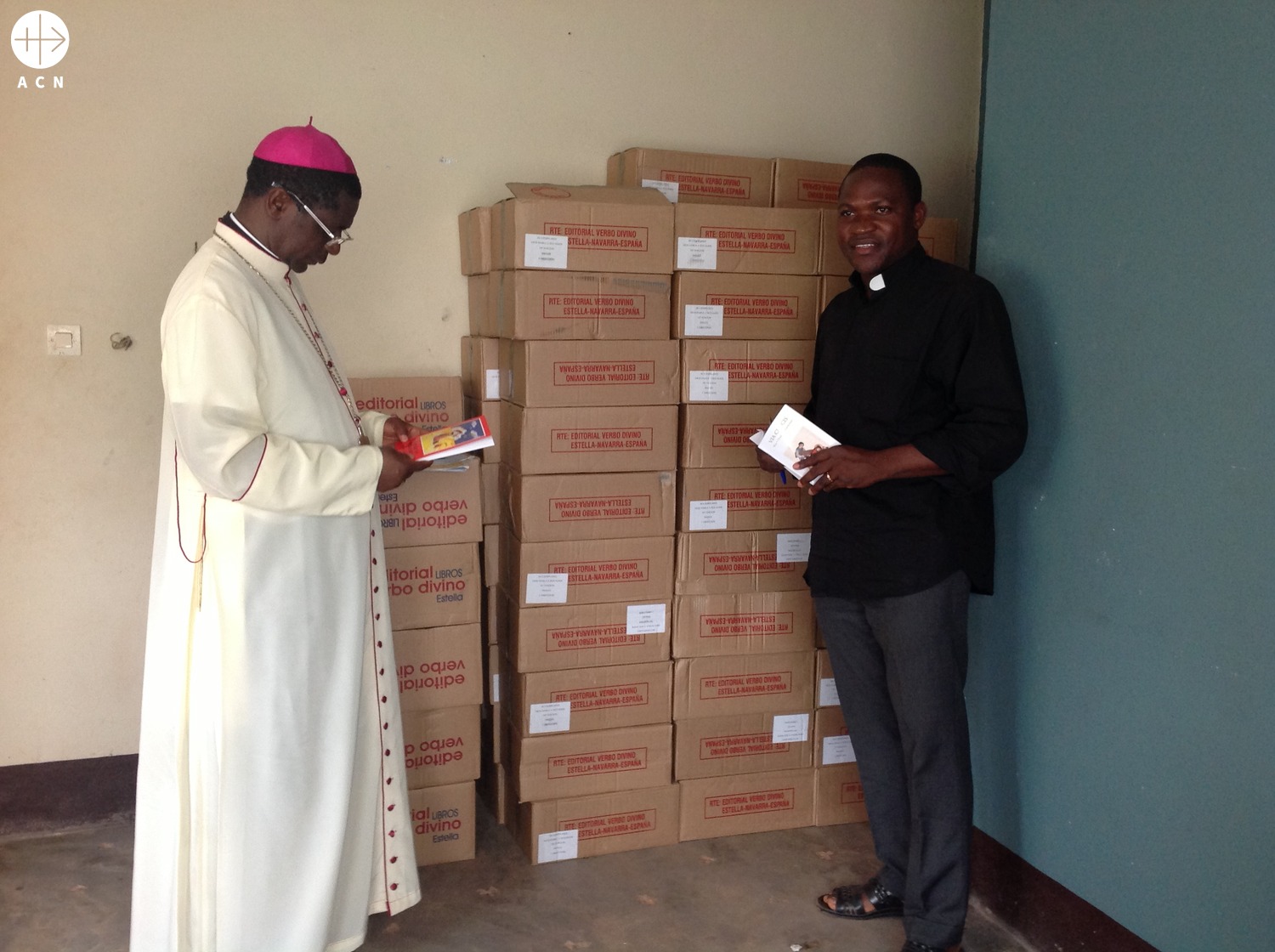 Monseñor Andrew Nkea recibe ejemplares de la Biblia del Niño y Via Crucis de ACN Monseñor Andrew Nkea recibe ejemplares de la Biblia del Niño y Via Crucis de ACN