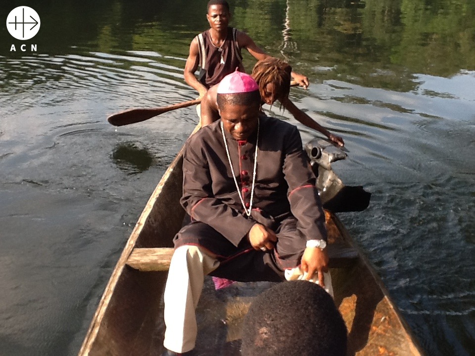 Monseñor Andrew Nkea, arzobispo de Bamenda (Camerún) viaja en bote durante una visita pastoral Monseñor Andrew Nkea, arzobispo de Bamenda (Camerún) viaja en bote durante una visita pastoral