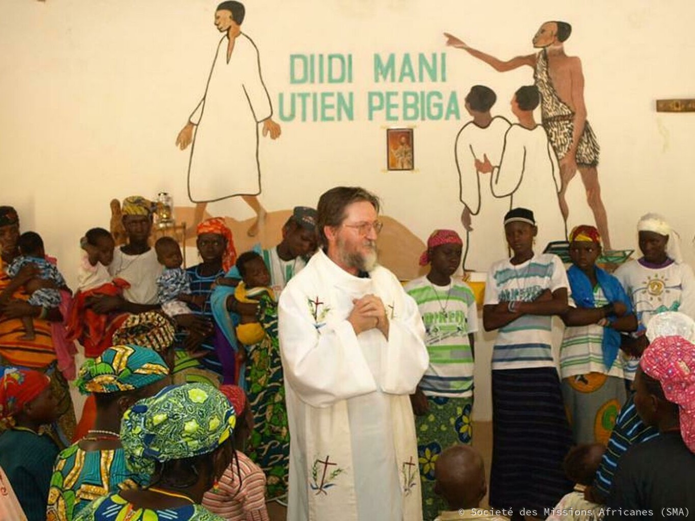 El padre Luigi Maccalli durante la celebración de una Misa en Níger. © Societé des Missions Africanes (SMA) El padre Luigi Maccalli durante la celebración de una Misa en Níger. © Societé des Missions Africanes (SMA)