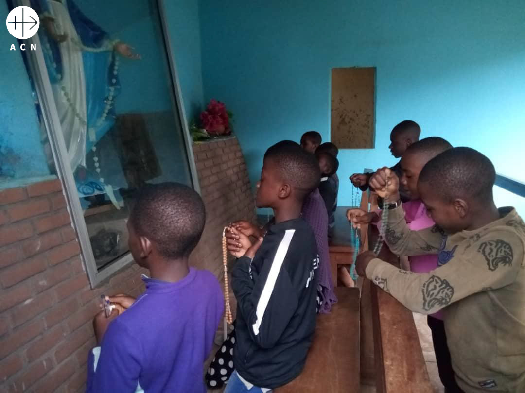 Niños rezando el Rosario ante una imagen de la Virgen en una capilla de Bamenda (Camerún) Niños rezando el Rosario ante una imagen de la Virgen en una capilla de Bamenda (Camerún)