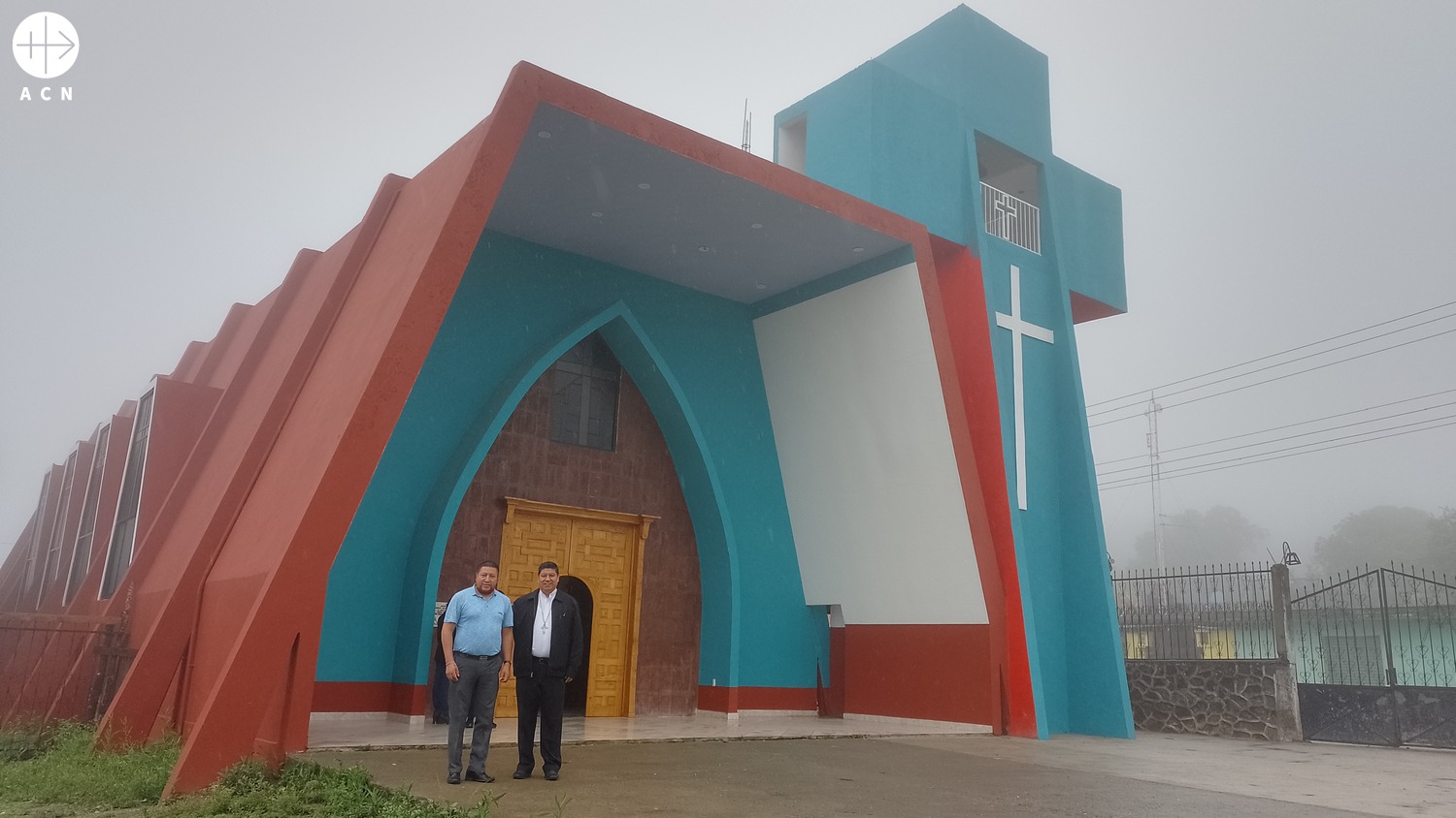Monseñor José Hirais Acosta, obispo de Huejutla (México) y el padre Román de la Cruz en la parroquia San Pedro Apóstol Monseñor José Hirais Acosta, obispo de Huejutla (México) y el padre Román de la Cruz en la parroquia San Pedro Apóstol