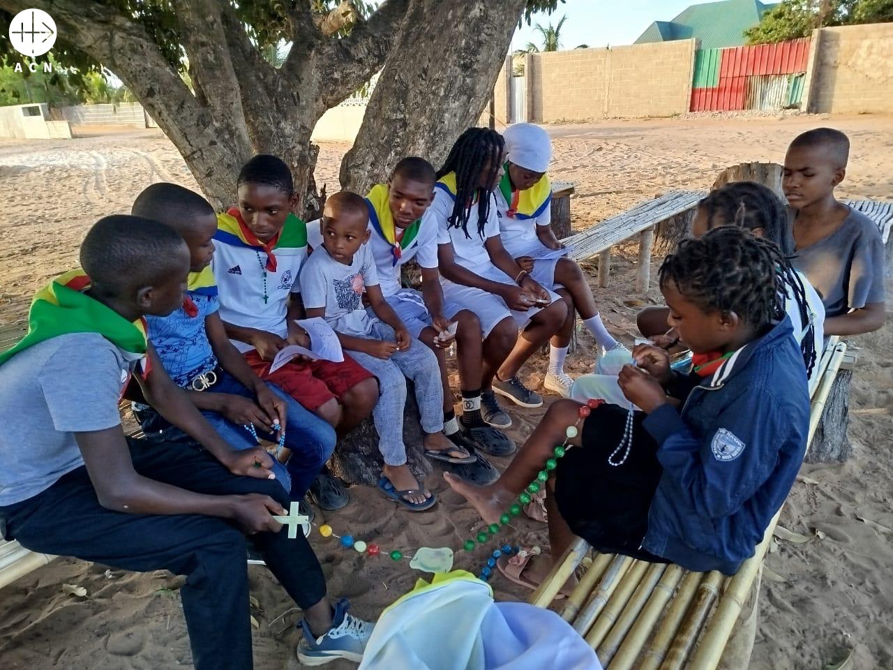 Niños rezando el Rosario en Mozambique