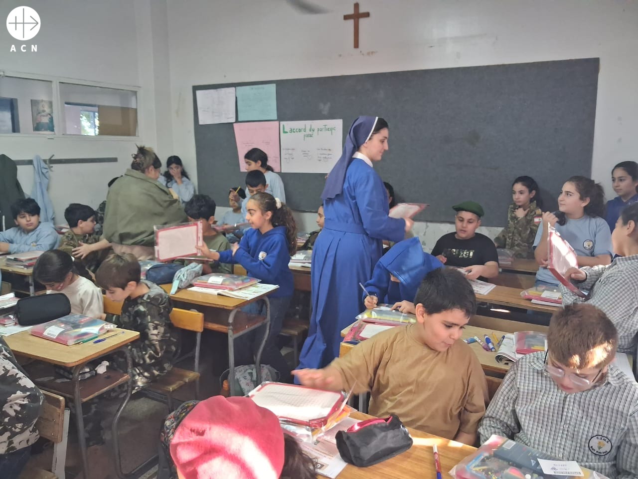 Una religiosa da clase en una escuela de Líbano