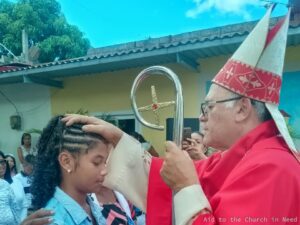 Misa y confirmación celebrada fuera de una iglesia destruida por el terremoto, presidida por Mons. Pablo Modesto, obispo de La Guaira (Venezuela) Misa y confirmación celebrada fuera de una iglesia destruida por el terremoto, presidida por Mons. Pablo Modesto, obispo de La Guaira (Venezuela)
