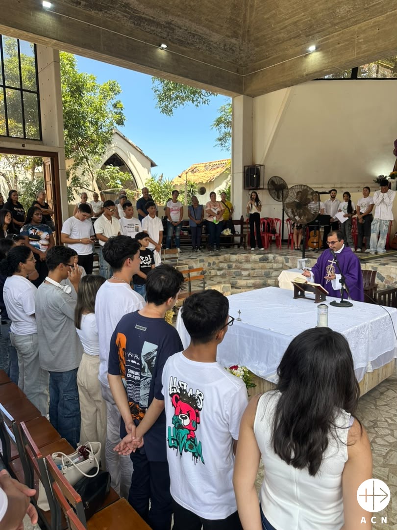 Un grupo de jóvenes se unen a celebración de la Misa en La Guaira, Venezuela. (ACN)