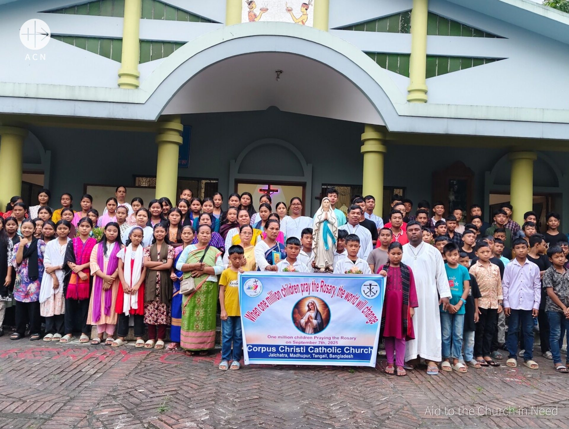 Niños rezan el Rosario en la parroquia del Corpus Christi (Bangladesh)