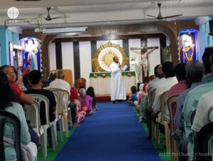 Cristianos de Nepal durante la celebración de una Misa. Foto de archivo