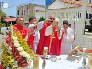 Mons. Pablo Modesto durante la consagración en una Misa en el exterior de una iglesia destruida por el terremoto en Venezuela Mons. Pablo Modesto durante la consagración en una Misa en el exterior de una iglesia destruida por el terremoto en Venezuela