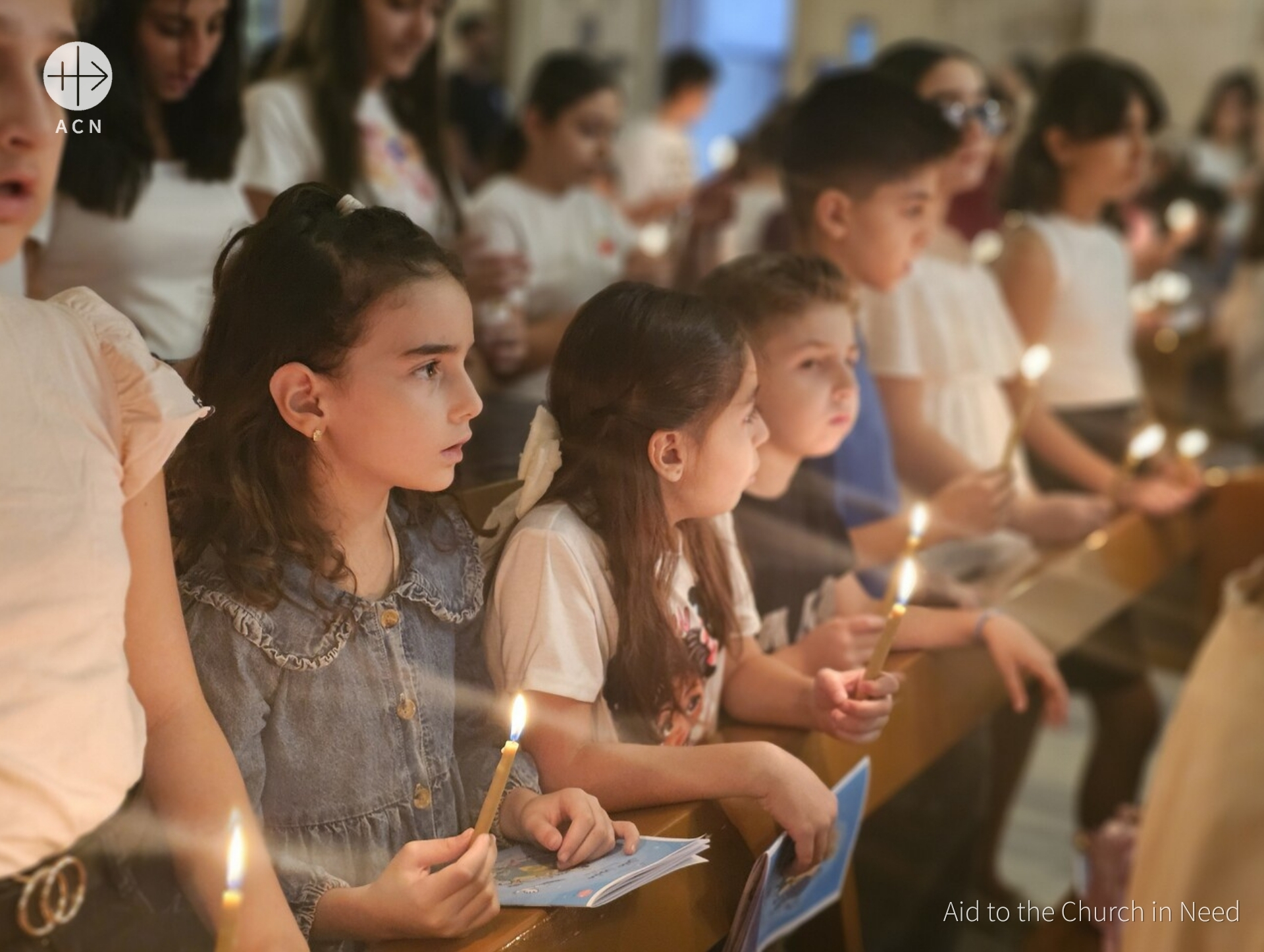 Niños rezando en la parroquia siro-católica de Qamishli (Siria)