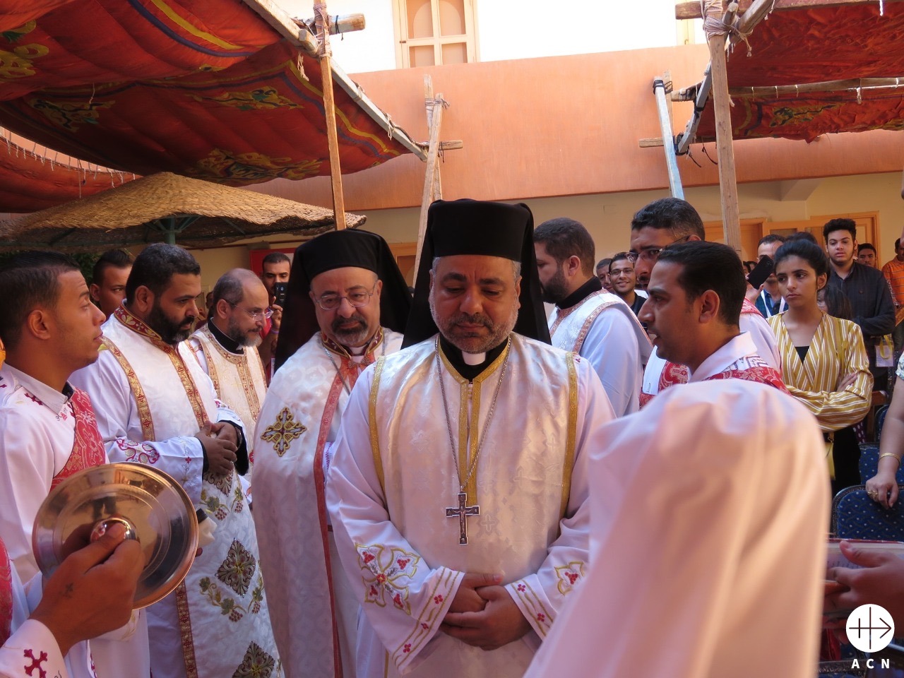 Mons. Emmanuel Bishay (en el centro), obispo copto católico de Luxor, durante una celebración. (ACN)