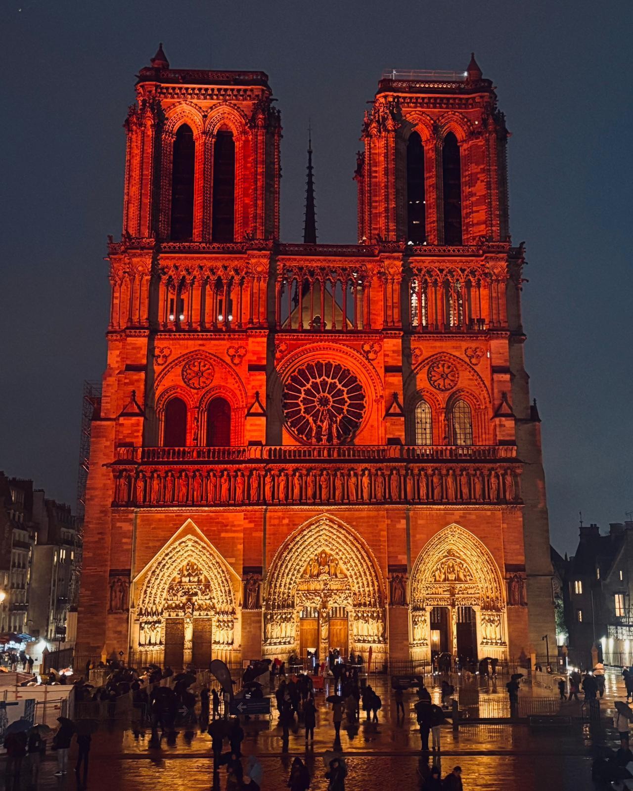 La catedral de Notre Dame en París se ha iluminado de rojo en ediciones anteriores de la REDWEEK