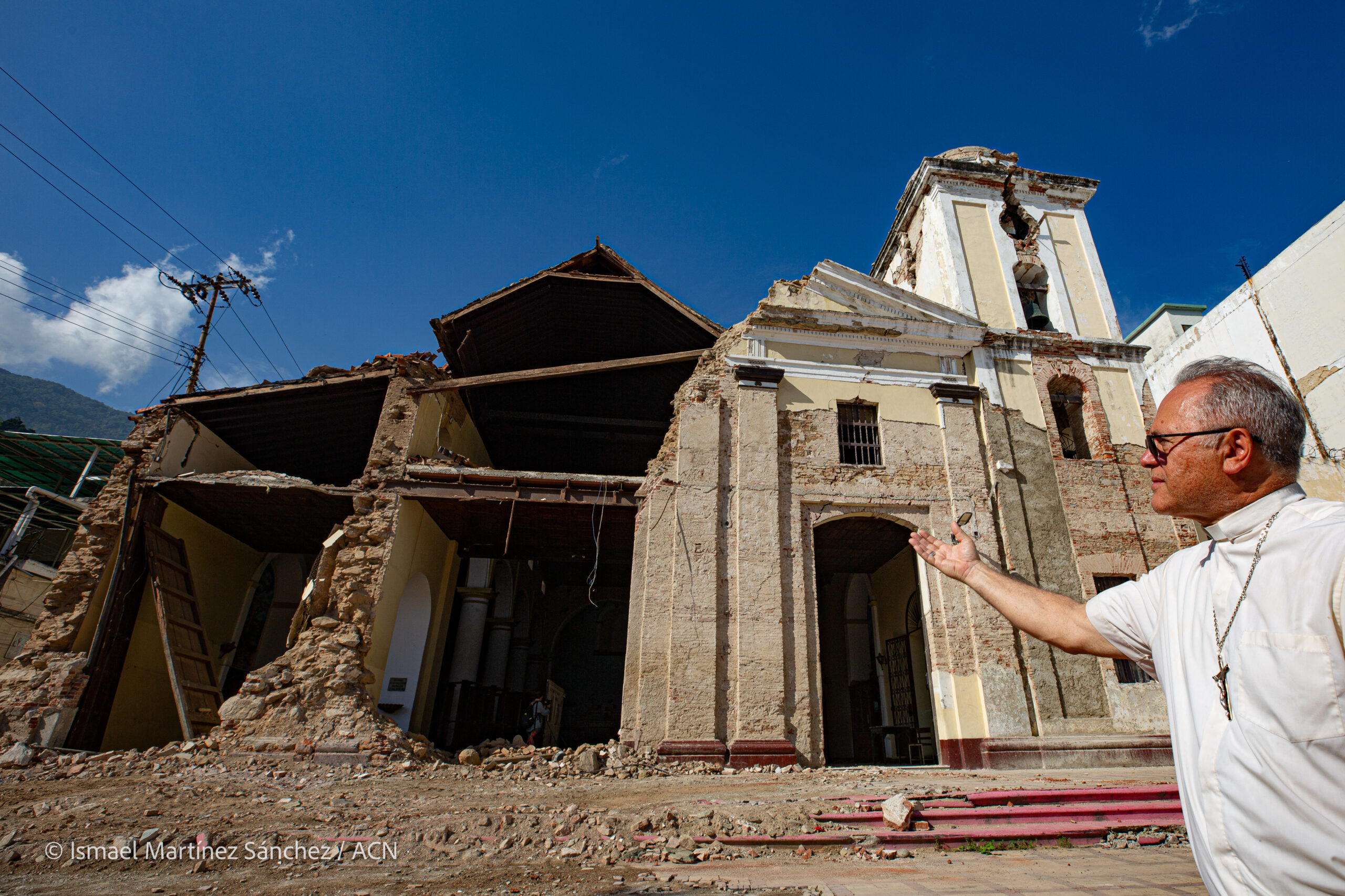 El obispo de La Guaira muestra los daños del terremoto en la parroquia de San Sebastián de Maiquetía (Foto: © Ismael Martínez Sánchez / ACN)