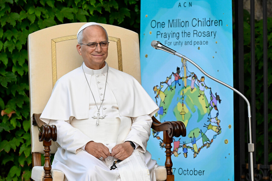 El Papa León XIV rezando el Rosario en el Vaticano. (© Vatican Media)