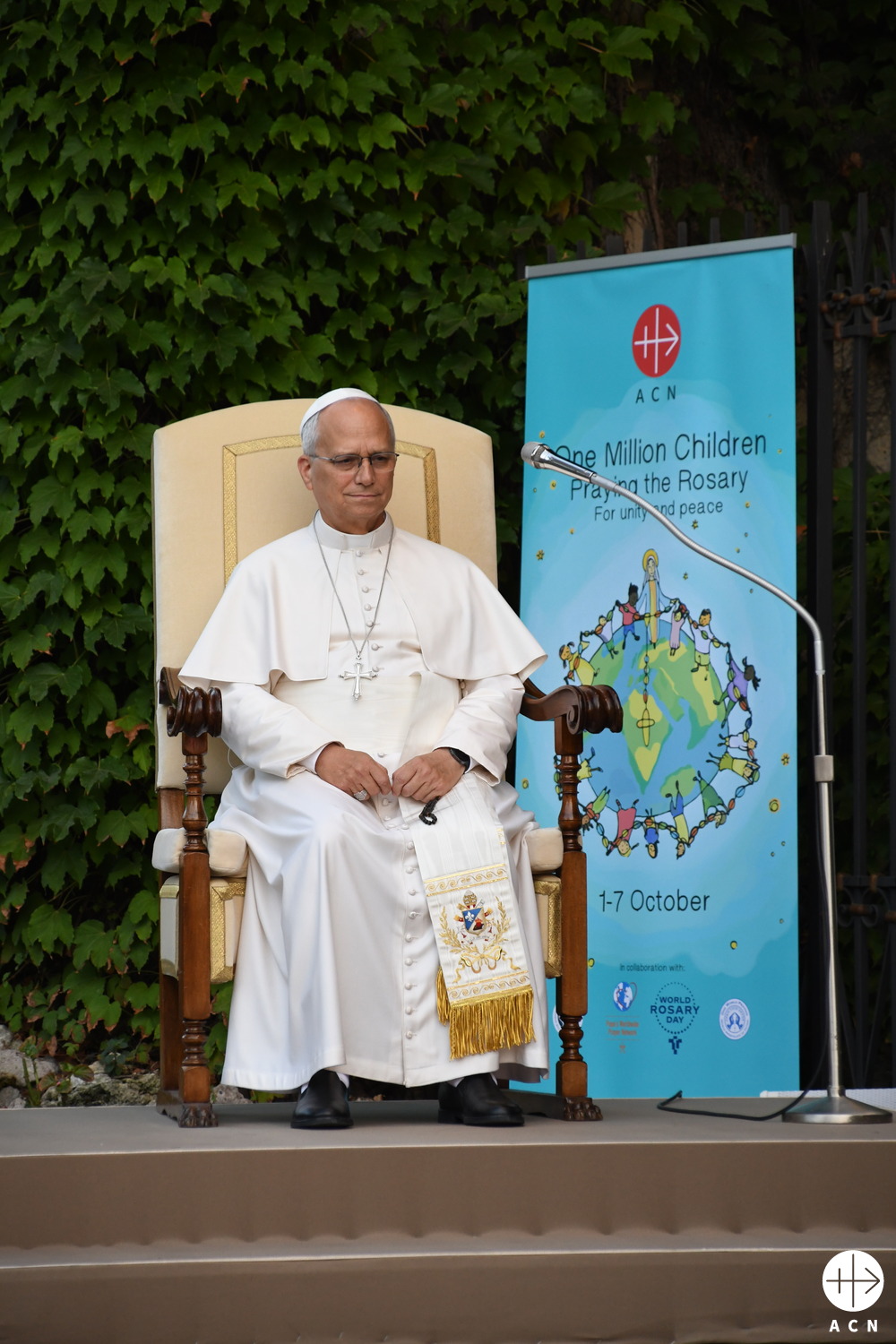 El Papa León XIV rezó junto a los niños en la gruta de Lourdes de los jardines vaticanos