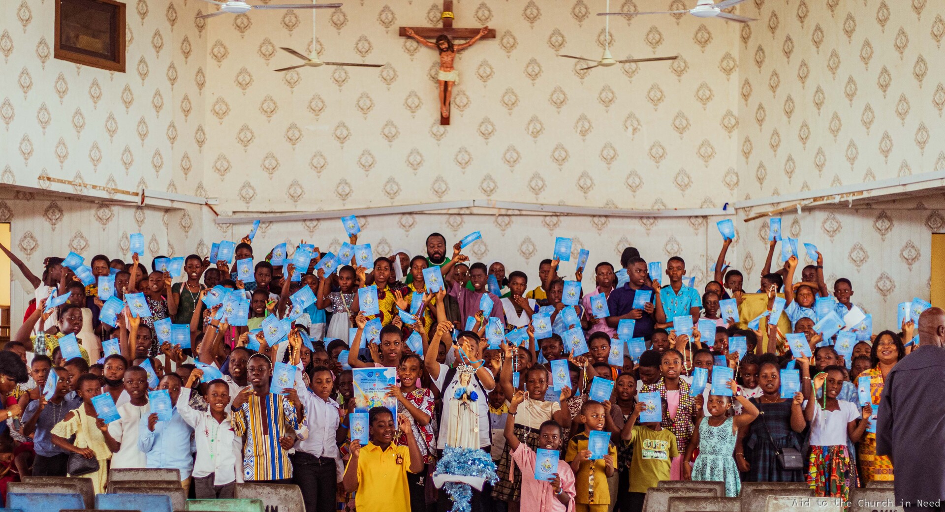 Cientos de niños de Acra, en Ghana, también rezaron el Rosario por la paz