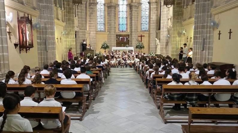 Alumnos y profesores del Colegio Montaigne de Jerez de la Frontera, rezando el Rosario. (ACN)