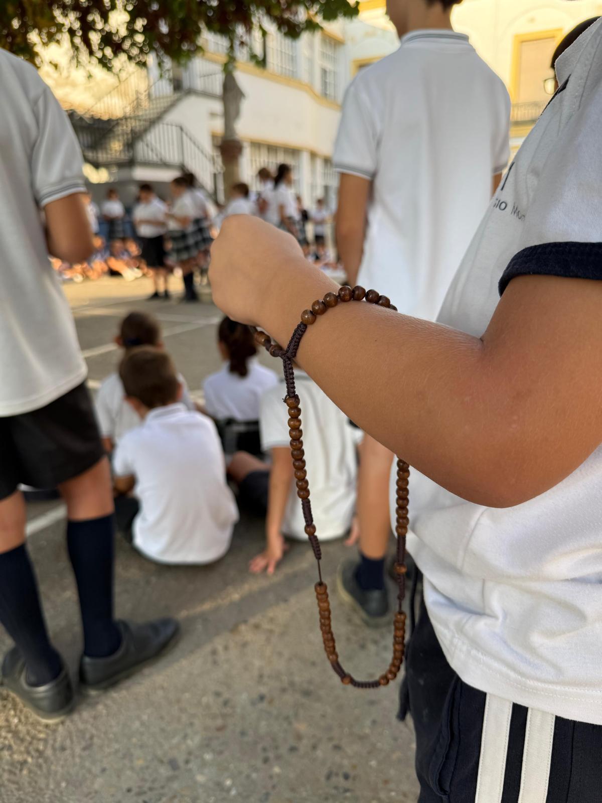 Rezo del Rosario por la paz en el Colegio Montaigne de Jerez. (ACN)