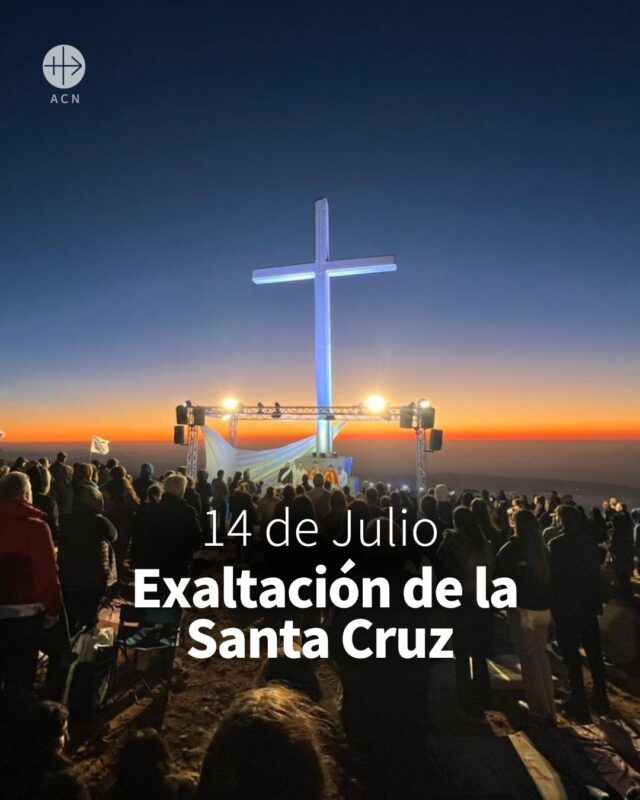 ✝️ Hoy, en la fiesta de la Exaltación de la Santa Cruz, contemplamos en ella el amor de Cristo, que entrega su vida por todos nosotros.🕊️La Cruz nos recuerda que, incluso en medio del sufrimiento, Dios permanece junto a sus hijos.❤️
Es también signo de esperanza para tantos cristianos que hoy viven persecución, pobreza o dificultades por su fe.🕯️
Que la Cruz de Cristo sea siempre luz, consuelo y esperanza para quienes más lo necesitan. ✝️