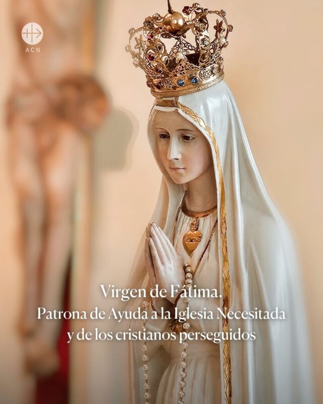 🙏 Ayuda a la Iglesia Necesitada se consagró por entero a la Virgen de Fátima.Desde entonces, María acompaña nuestra misión de sostener a la Iglesia que más lo necesita y, de manera especial, a nuestros hermanos cristianos perseguidos.En Fátima, la Virgen nos recordó el poder de la oración y del Rosario. Hoy, seguimos poniendo en sus manos a todos aquellos que sufren persecución y discriminación por su fe. 🕊️🙏 Únete en oración por los cristianos perseguidos y pidamos a María que interceda por ellos, les fortalezca en la fe y les conceda vivir con esperanza y libertad.👉 Comenta "Fátima" para que te mandemos la oración a la Virgen de Fátima y encender una vela por nuestros hermanos perseguidos